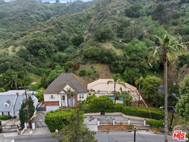 2431 Benedict Canyon Drive, Beverly Hills CA: https://media.crmls.org/mediaz/fbe4775b-4fcc-4a9c-863e-576e3376d6e5.jpg