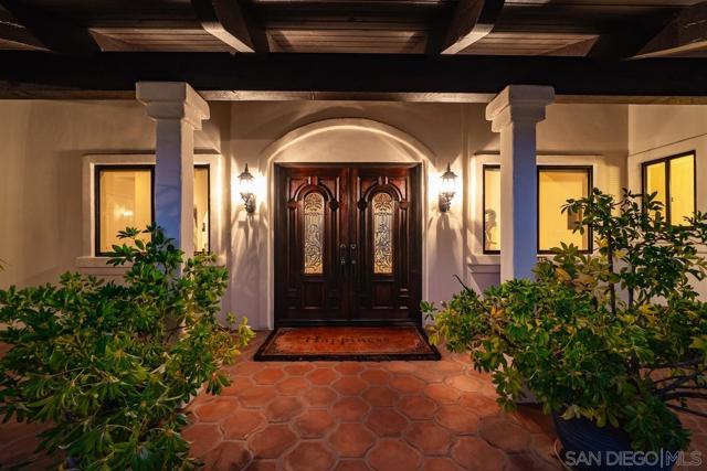 11 Country Glen Rd, Fallbrook CA: https://media.crmls.org/mediaz/fbe4a70b-23ab-49ca-aa5f-ccdfc02a5f6d.jpg