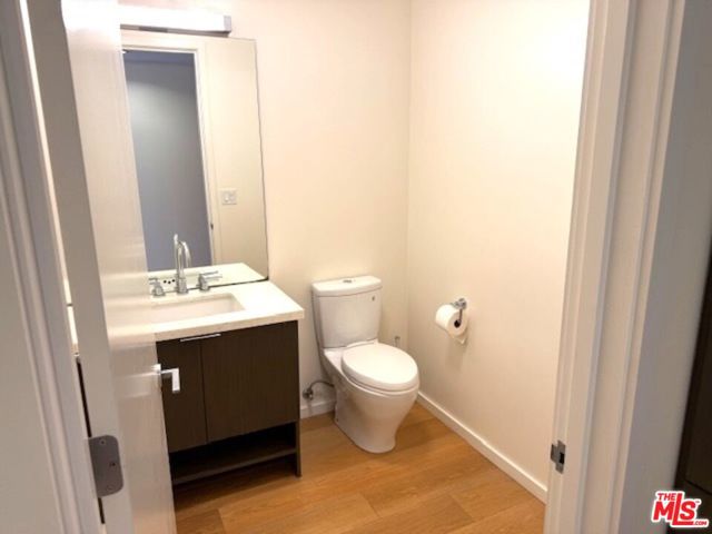 1705 Ocean Avenue, Santa Monica CA: https://media.crmls.org/mediaz/fbe5a300-6946-43eb-a109-4282afd73f99.jpg