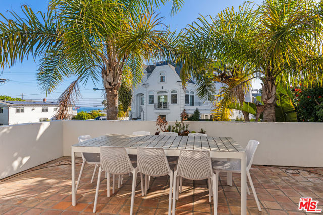 7354 Trask Avenue, Playa del Rey CA: https://media.crmls.org/mediaz/fbe5c53a-a8f5-4eff-861e-b18c9859efc8.jpg