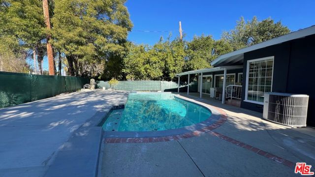 22111 Independencia Street, Woodland Hills CA: https://media.crmls.org/mediaz/fbe77a95-500d-462b-bdd4-c0a17cbb82f0.jpg