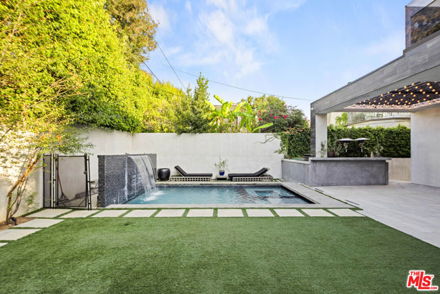 1562 Ensley Avenue, Los Angeles CA: https://media.crmls.org/mediaz/fbe7f70d-d0d8-4ddc-8cac-e1a6a4843691.jpg