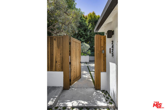 2425 Rinconia Drive, Los Angeles CA: https://media.crmls.org/mediaz/fbe82011-a199-4697-a7ff-acf8bc73b5b6.jpg