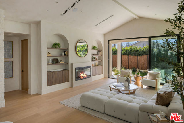 4029 East Boulevard, Los Angeles CA: https://media.crmls.org/mediaz/fbe87baa-d58b-4233-8bd3-bf4c1a8ac0c5.jpg