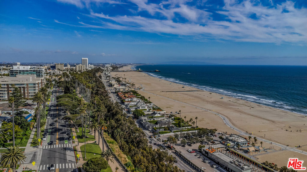 https://media.crmls.org/mediaz/fbe8fe4c-e9d4-40a1-a7cd-f15e59d1c470.jpg?preset=X-Large