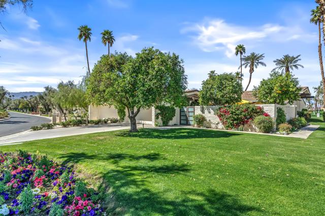44841 Desert Horizons Drive, Indian Wells CA: https://media.crmls.org/mediaz/fbe98235-90bf-46b6-8b56-9bb20ed78153.jpg
