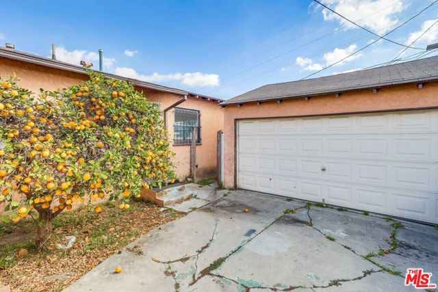 758 W 120th Street, Los Angeles CA: https://media.crmls.org/mediaz/fbea15a2-e2e2-448a-91b1-229d67c48940.jpg