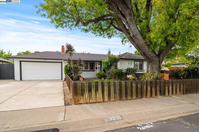 3231 Esperanza Dr, Concord CA: https://media.crmls.org/mediaz/fbea5cc8-2f25-44ae-b59e-3da2e5d9909d.jpg