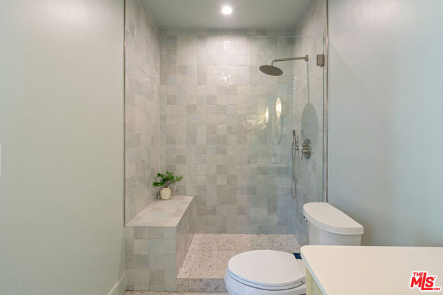 3820 S Burnside Avenue, Los Angeles CA: https://media.crmls.org/mediaz/fbeadb3e-bac3-423c-8cdd-beddd4b3775c.jpg