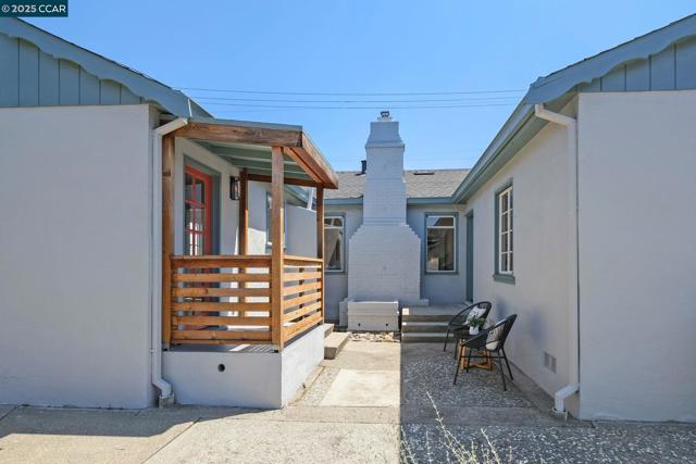 909 Elm St, El Cerrito CA: https://media.crmls.org/mediaz/fbeb7bd4-bdee-4170-9441-6c744706b6be.jpg