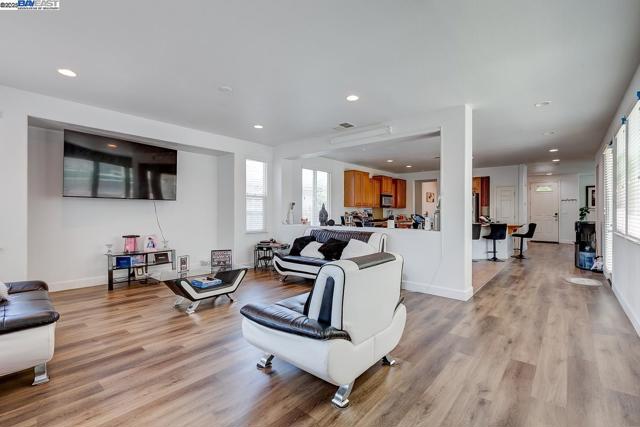 53 Puffin Cir, Oakley CA: https://media.crmls.org/mediaz/fbeb9be6-bf75-4094-a262-7c0c9baba1c1.jpg