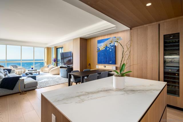 939 Coast Blvd, La Jolla CA: https://media.crmls.org/mediaz/fbebfcf3-a914-474f-81b5-a0dc076c98b5.jpg