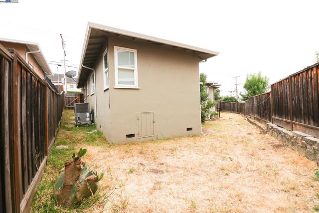 2272 Kelly St, Hayward CA: https://media.crmls.org/mediaz/fbec3235-b775-481a-8132-2ae0da409e58.jpg