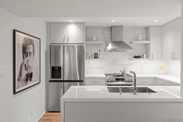 8121 Camino Del Sol, La Jolla CA: https://media.crmls.org/mediaz/fbec3bfe-dedf-444b-9f9f-9deccc097e9c.jpg