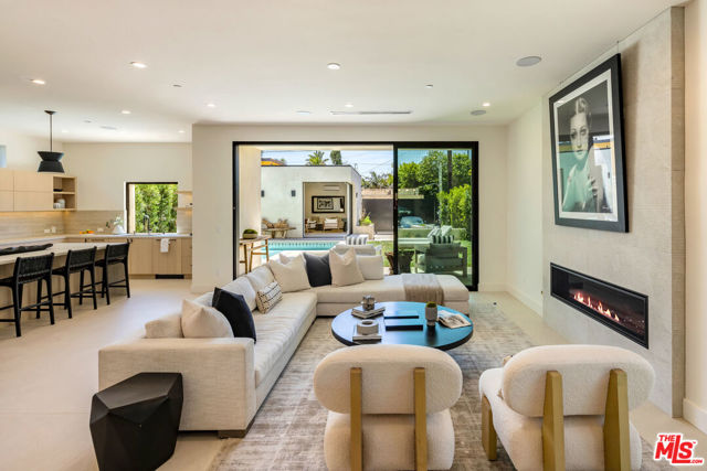 2115 Walnut Avenue, Venice CA: https://media.crmls.org/mediaz/fbed0c3b-4217-4f22-aae8-9df9f46233cc.jpg
