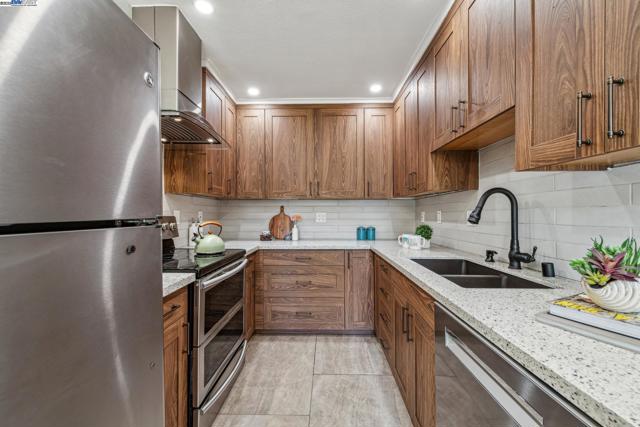 198 Schooner Ct, Richmond CA: https://media.crmls.org/mediaz/fbed75bc-b3d4-4444-9c64-87260224c42a.jpg
