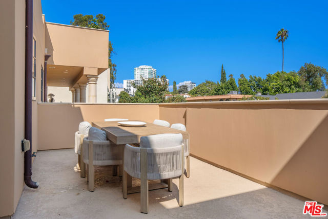 10523 Ashton Avenue, Los Angeles CA: https://media.crmls.org/mediaz/fbeeaf28-e028-4182-8fc8-49061d48f88d.jpg