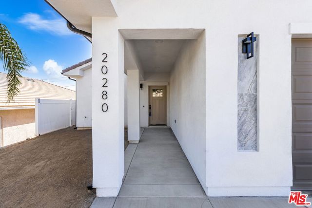 20280 Newton Street, Corona CA: https://media.crmls.org/mediaz/fbef6dbe-1fff-4a9b-9500-66830492c904.jpg