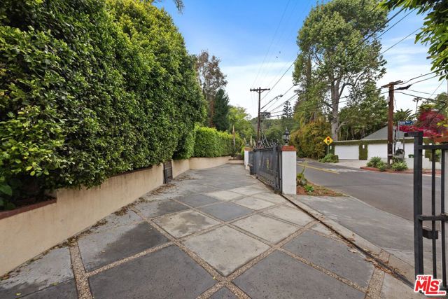 2431 Benedict Canyon Drive, Beverly Hills CA: https://media.crmls.org/mediaz/fbf170b7-f6d6-4061-b5d6-42857d757af6.jpg