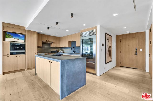 999 N Doheny Drive, West Hollywood CA: https://media.crmls.org/mediaz/fbf188ca-54a0-4348-8a2b-c79b9f9f5380.jpg
