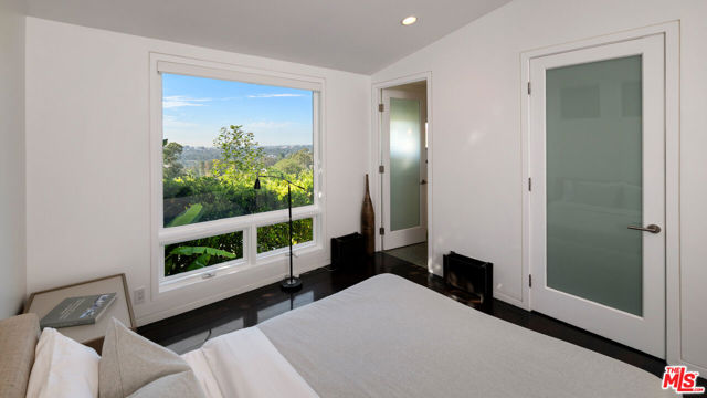 1415 Summitridge Drive, Beverly Hills CA: https://media.crmls.org/mediaz/fbf1c952-8dc2-4aa6-b963-b2d4aa66ffa0.jpg