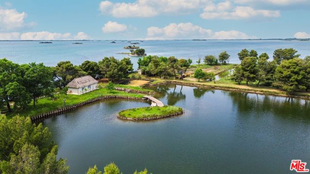 1 Private Island Near Venice, Italy,  CA: https://media.crmls.org/mediaz/fbf228b2-897d-433f-8643-be56c3d5097a.jpg