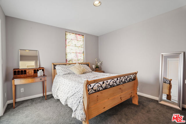 1533 18th Street, Santa Monica CA: https://media.crmls.org/mediaz/fbf2edcf-585d-49a0-a20f-251d037d3541.jpg