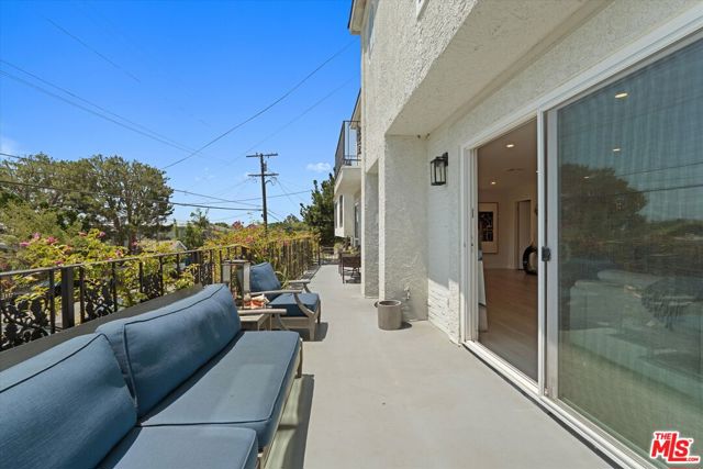 737 Pier Avenue, Santa Monica CA: https://media.crmls.org/mediaz/fbf3ac6c-ba90-4826-bfa5-f306f85e32ed.jpg