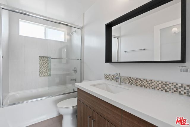 8107 Yorktown Avenue, Los Angeles CA: https://media.crmls.org/mediaz/fbf48672-a1eb-41f0-82cb-28ae270ded7e.jpg