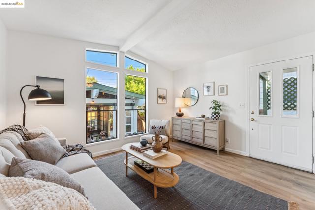 350 Henry St, Oakland CA: https://media.crmls.org/mediaz/fbf62a13-07e0-4061-a56f-7eadf64659da.jpg