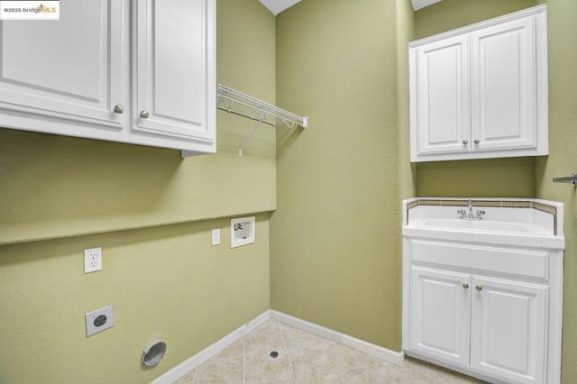 2743 Cathedral Cir, Brentwood CA: https://media.crmls.org/mediaz/fbf70560-c3e0-462e-b422-44104ae08692.jpg