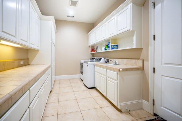 2860 Via Rancheros Way, Fallbrook CA: https://media.crmls.org/mediaz/fbf7648f-4a2b-4d13-af7c-6fc7cb7884e6.jpg
