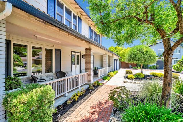 216 Salamanca Ct, San Ramon CA: https://media.crmls.org/mediaz/fbf7909a-feb2-41fc-ba87-cb4854ba2f04.jpg