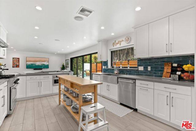 3134 Granville Avenue, Los Angeles CA: https://media.crmls.org/mediaz/fbf7de90-5910-47a7-9b94-2a8c6619995c.jpg