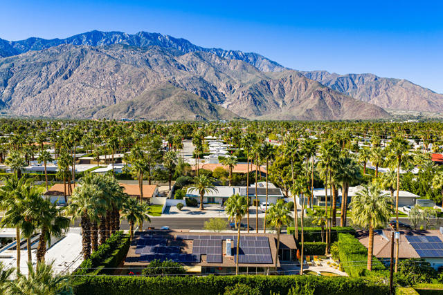 444 N Burton Way, Palm Springs CA: https://media.crmls.org/mediaz/fbf808d2-8daf-461e-919c-6fc744ceb182.jpg