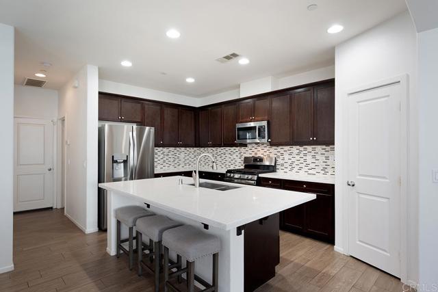 Detail Gallery Image 2 of 51 For 1817 Casa Torre Way, Chula Vista,  CA 91915 - 5 Beds | 3 Baths