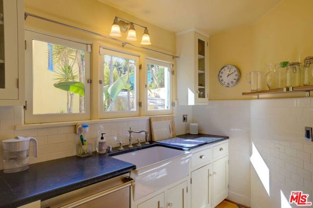 4778 Cromwell Avenue, Los Angeles CA: https://media.crmls.org/mediaz/fbf87e93-ef08-4337-a0b6-ac3c832a684e.jpg