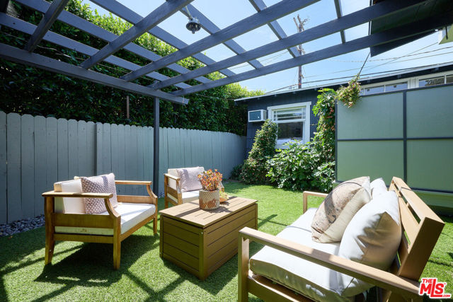 919 Venezia Avenue, Venice CA: https://media.crmls.org/mediaz/fbf8fe50-ba05-42dd-a3cd-3be2eca26f13.jpg