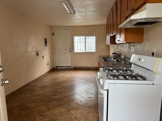 407 W. 7th St., Stockton CA: https://media.crmls.org/mediaz/fbf90a91-41b2-4546-ba03-b48306dc4b32.jpg