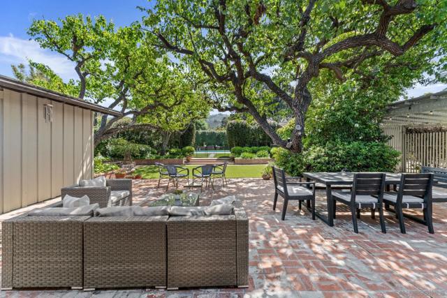 2315 Avenida De La Playa, La Jolla CA: https://media.crmls.org/mediaz/fbf90d87-e29a-413d-9d81-83cecdd098de.jpg