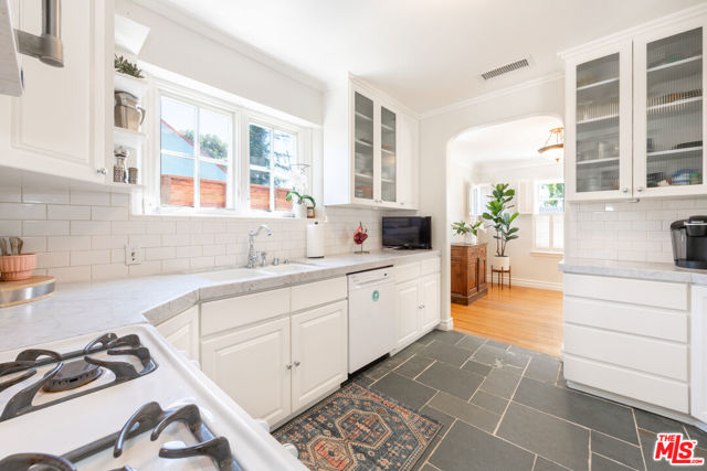 5454 Agnes Avenue, Valley Village CA: https://media.crmls.org/mediaz/fbf9c970-c4db-4440-b3a6-32de6a2242f7.jpg