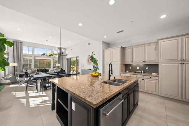 80450 Platinum Way, La Quinta CA: https://media.crmls.org/mediaz/fbfa2d2b-0c80-4e62-8d10-b79671f13acf.jpg