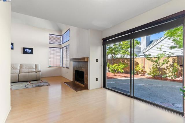 35 Leonard Ct, Alameda CA: https://media.crmls.org/mediaz/fbfa5113-a552-4d63-b76e-e335661f954f.jpg