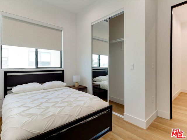 2815 1/2 S Redondo Boulevard, Los Angeles CA: https://media.crmls.org/mediaz/fbfa6cea-bb10-4ede-8deb-dcf7117b5a77.jpg
