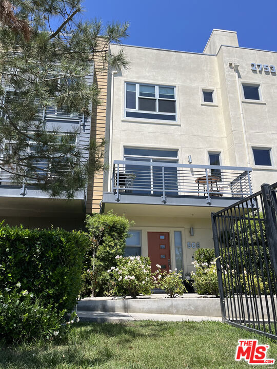 2753 Waverly Drive, Los Angeles CA: https://media.crmls.org/mediaz/fbfb83b3-72e6-4902-8d1a-1fd6a99096a1.jpg