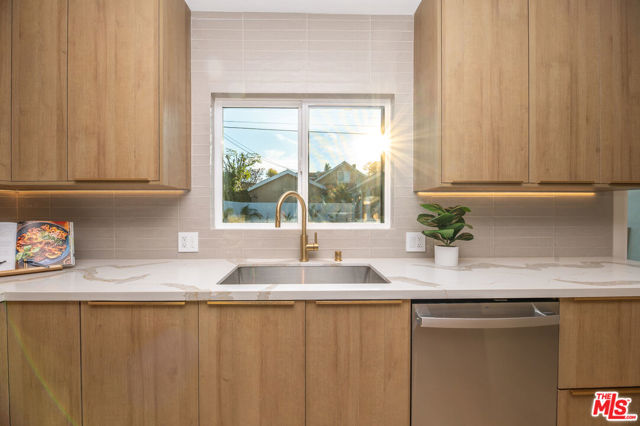 5325 S Victoria Avenue, Los Angeles CA: https://media.crmls.org/mediaz/fbfbab49-59fa-4c37-9e4a-412cef5dabd7.jpg