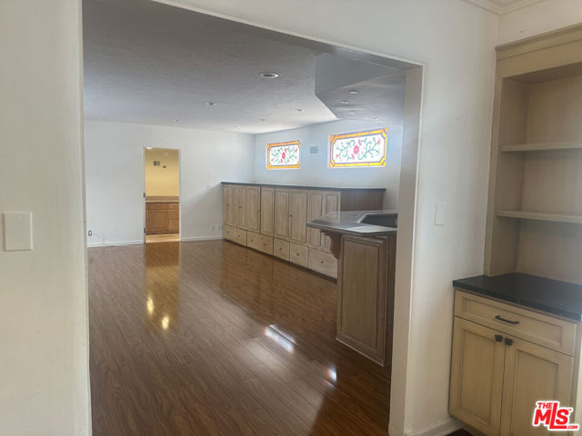 320 S Mccarty Drive, Beverly Hills CA: https://media.crmls.org/mediaz/fbfbe10c-fc0c-4542-a996-b3fec9d97b6b.jpg
