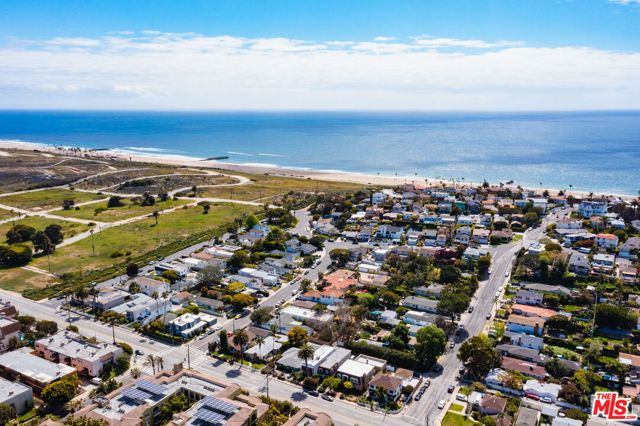 8701 Delgany Avenue, Playa del Rey CA: https://media.crmls.org/mediaz/fbfc47dc-ecda-4832-bec3-bfe231c80832.jpg