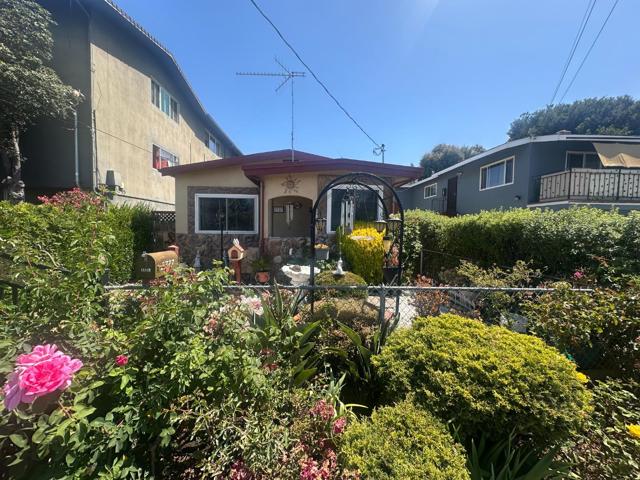 2727 Blenheim Avenue, Redwood City CA: https://media.crmls.org/mediaz/fbfc748c-98be-466e-b18d-00befee3b333.jpg