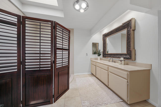 5 Fordham Court, Rancho Mirage CA: https://media.crmls.org/mediaz/fbfd802e-877d-4b22-9890-2e34c29032ec.jpg
